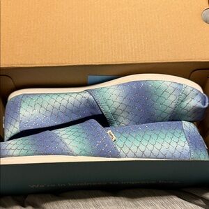TOMS Aqua and Teal Patterned Slip-Ons